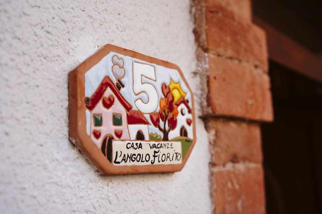 Casa Vacanze L'Angolo Fiorito Bettolle Ngoại thất bức ảnh