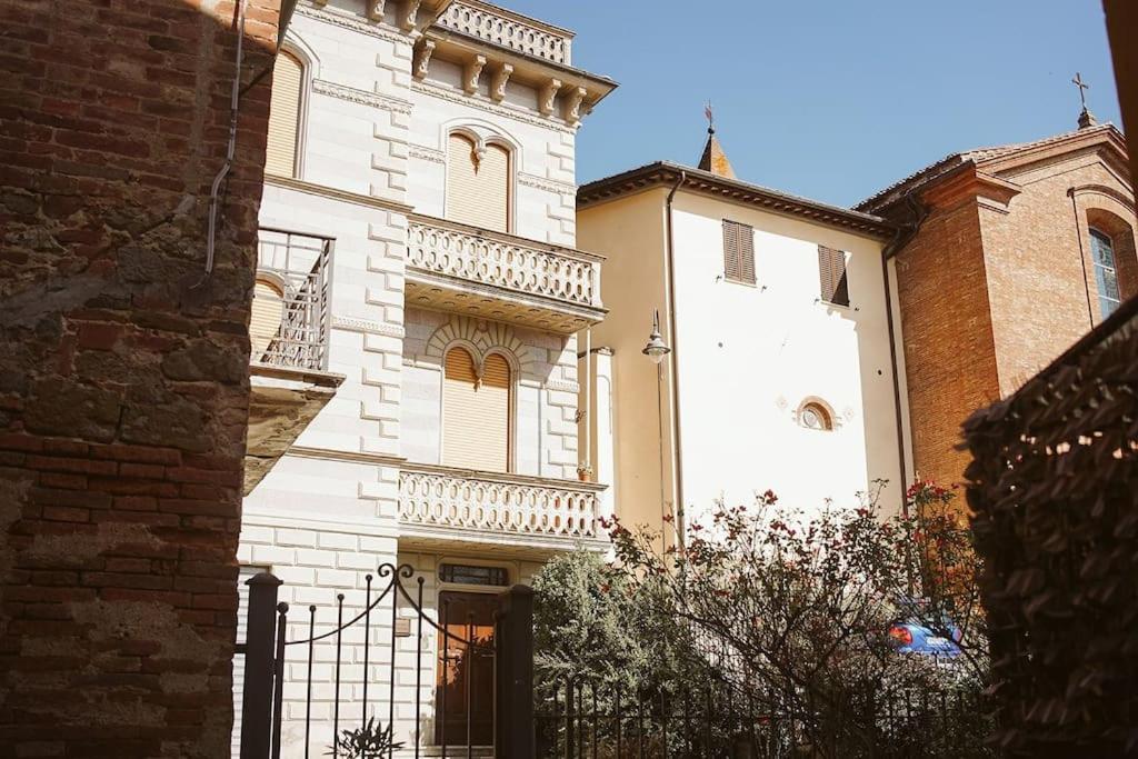 Casa Vacanze L'Angolo Fiorito Bettolle Ngoại thất bức ảnh