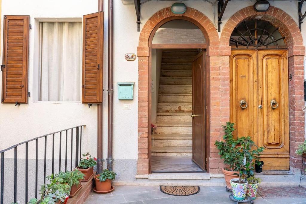 Casa Vacanze L'Angolo Fiorito Bettolle Ngoại thất bức ảnh
