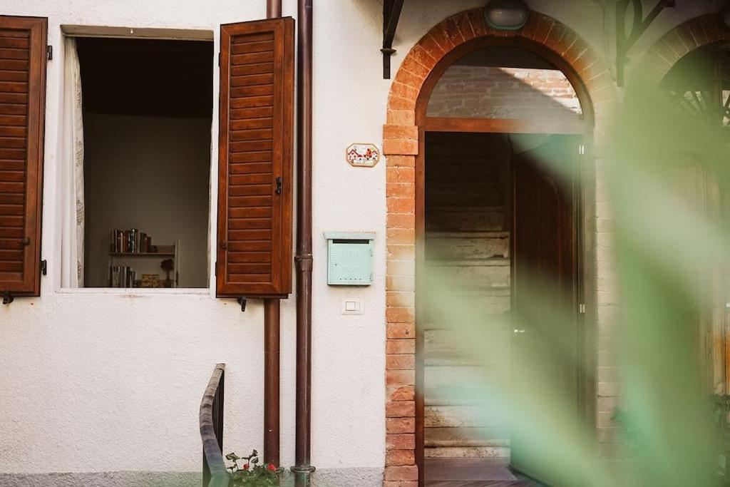 Casa Vacanze L'Angolo Fiorito Bettolle Ngoại thất bức ảnh