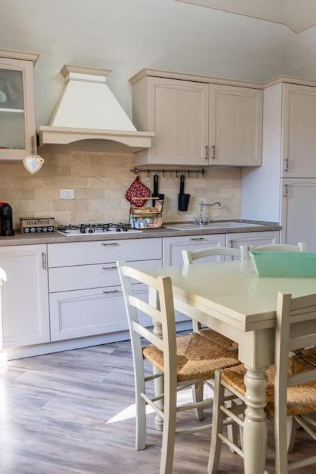 Casa Vacanze L'Angolo Fiorito Bettolle Ngoại thất bức ảnh
